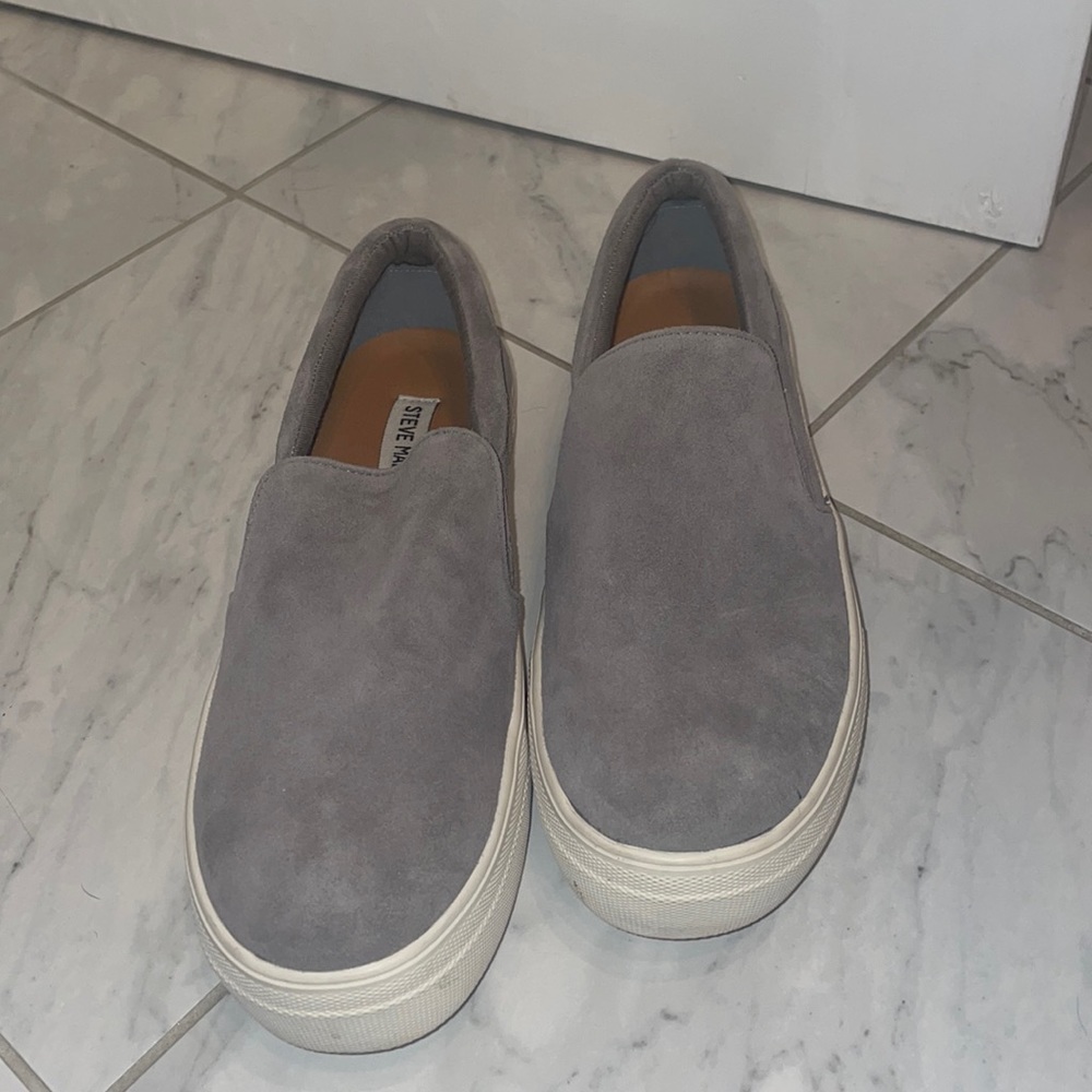 Lightly worn. Steve Madden GILLS GREY SUEDE